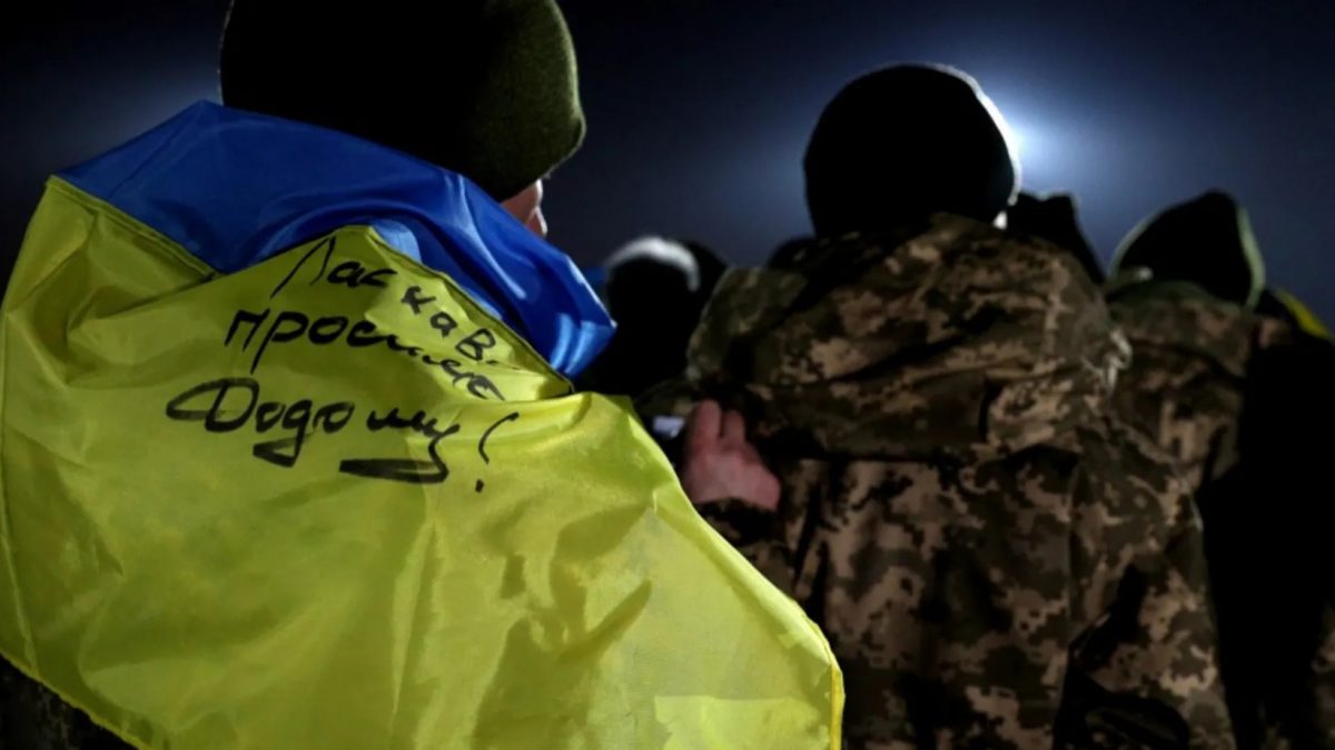 Українська влада повернула 30 українців додому