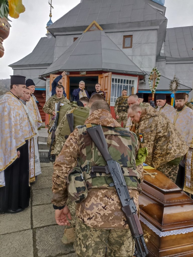 У селі на Надвірнянщині провели в останню путь загиблого героя ФОТО