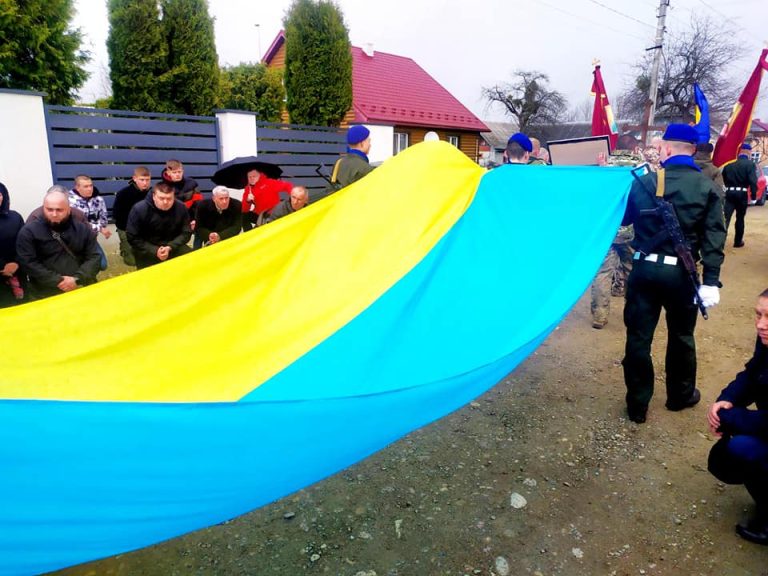 На колінах та з патріотичною символікою: Калуш зустрів полеглого героя Мар'яна Бігуна