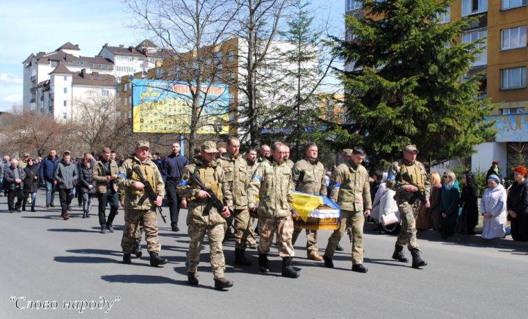 На Франківщині на колінах зустріли полеглого Героя Андрія Зіняка ФОТО