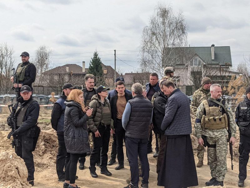 У Бучі ексгумують тіла убитих рашистськими окупантами ФОТО