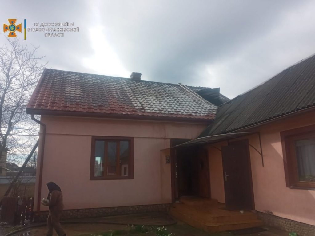 Зранку на Калущині зайнялася покрівля житлового будинку ФОТО