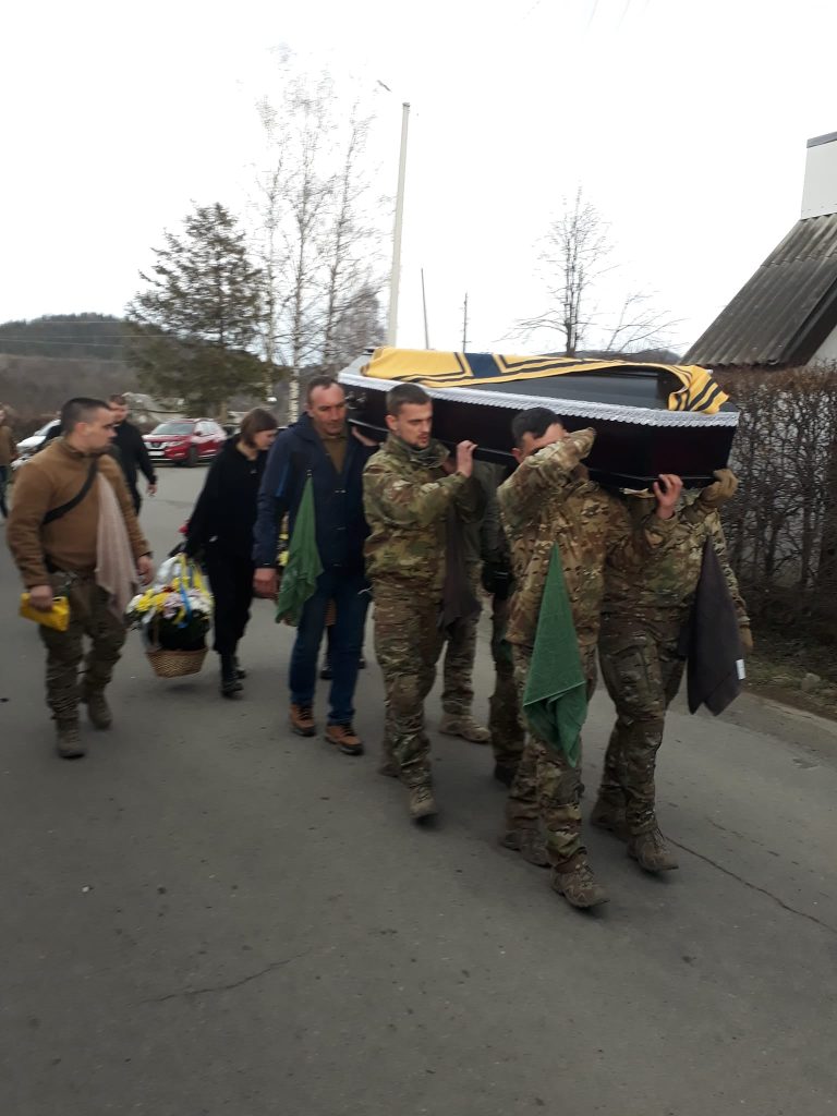 На Косівщині попрощалися з воїном, який віддав своє життя за Україну ФОТО