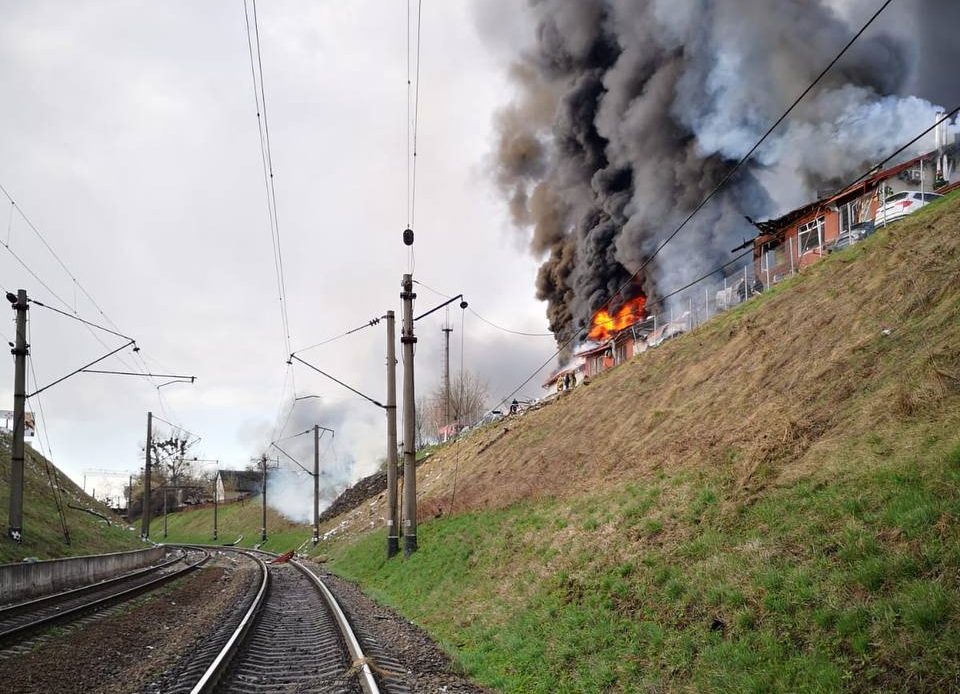 У Львові кілька ракет влучили поруч із залізничними об’єктами