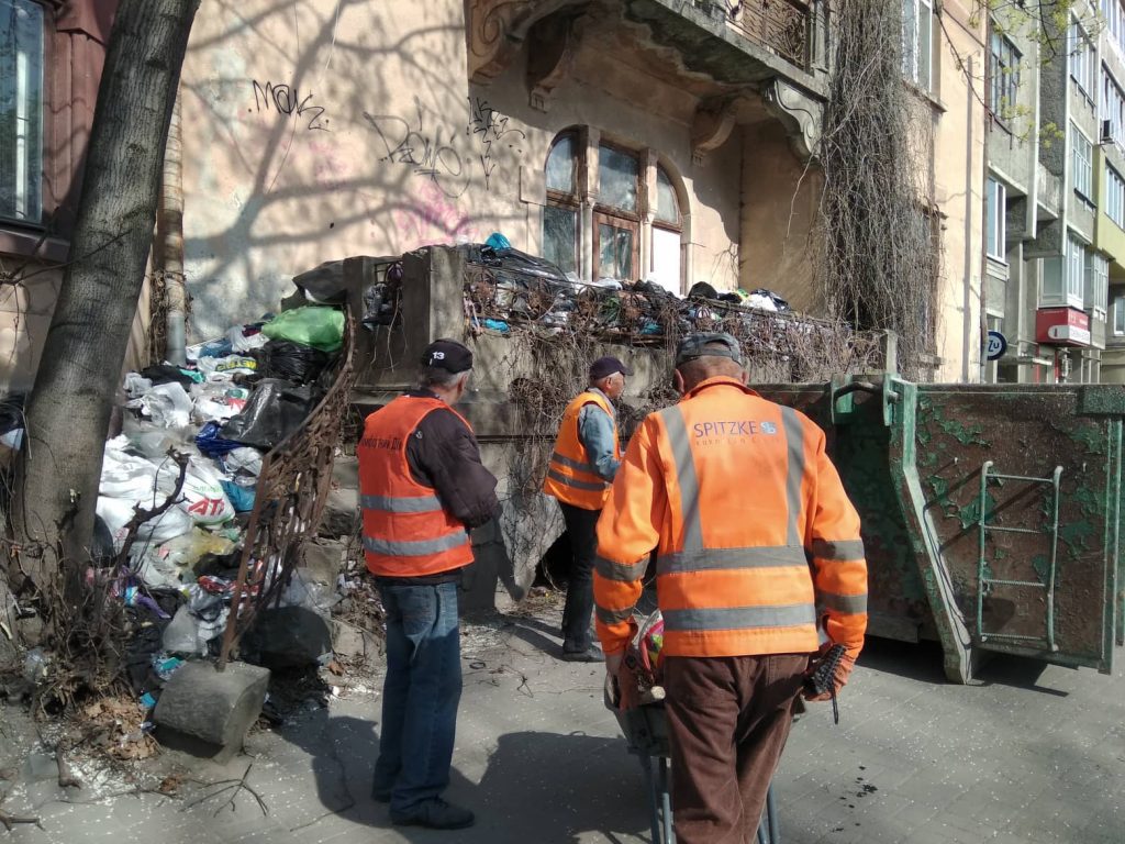 Комунальники перед святами розчищають захаращений сміттям балкон у центрі Франківська ФОТО