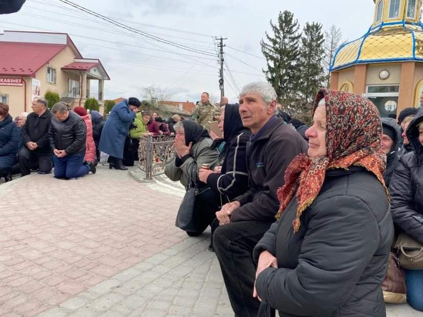 На Городенківщині на колінах зустріли полеглого Героя ФОТО