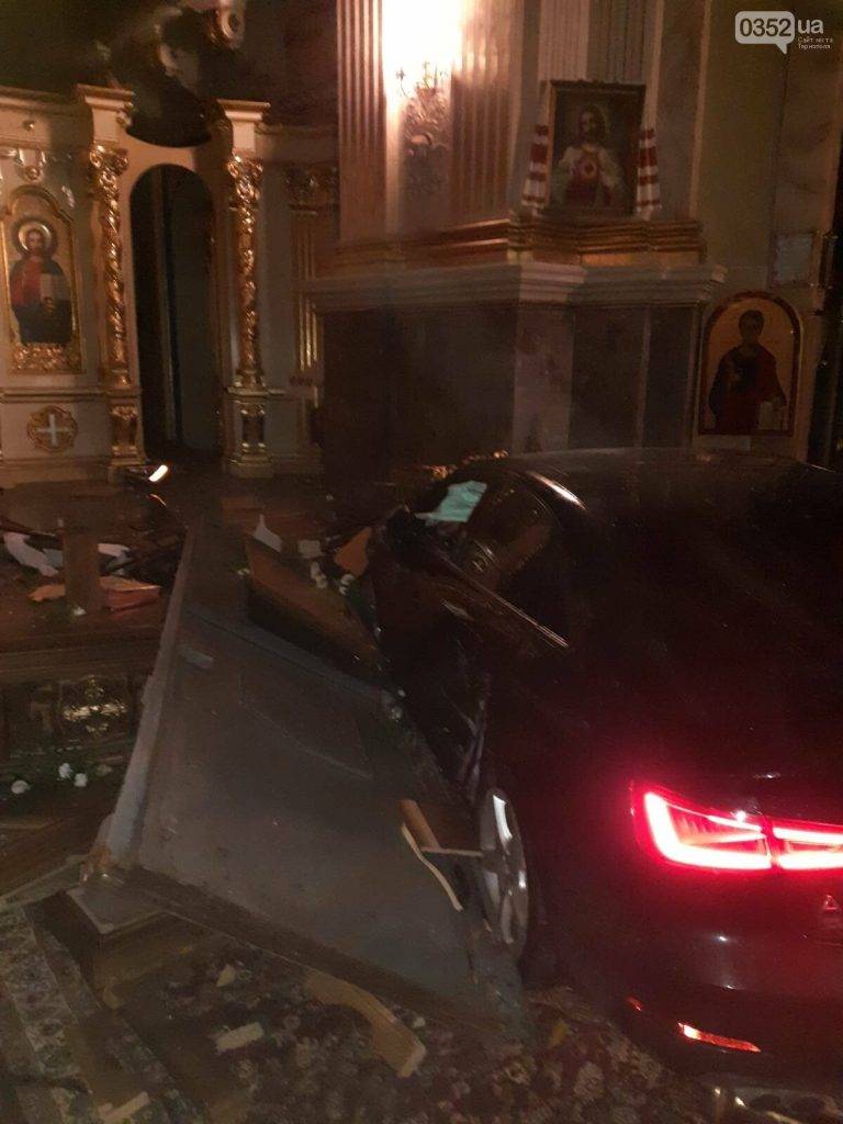У Тернополі водійка легковика влетіла у церкву та розтрощила плащаницю ФОТОФАКТ
