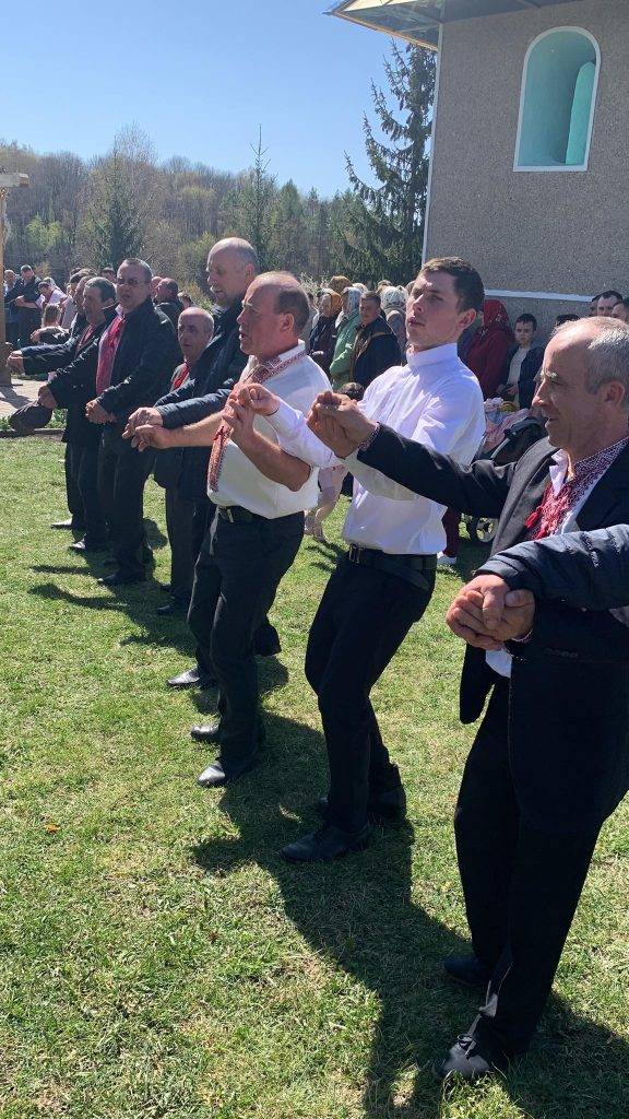 У прикарпатському селі чоловіки танцюють танок, якому не одне століття ФОТО, ВІДЕО