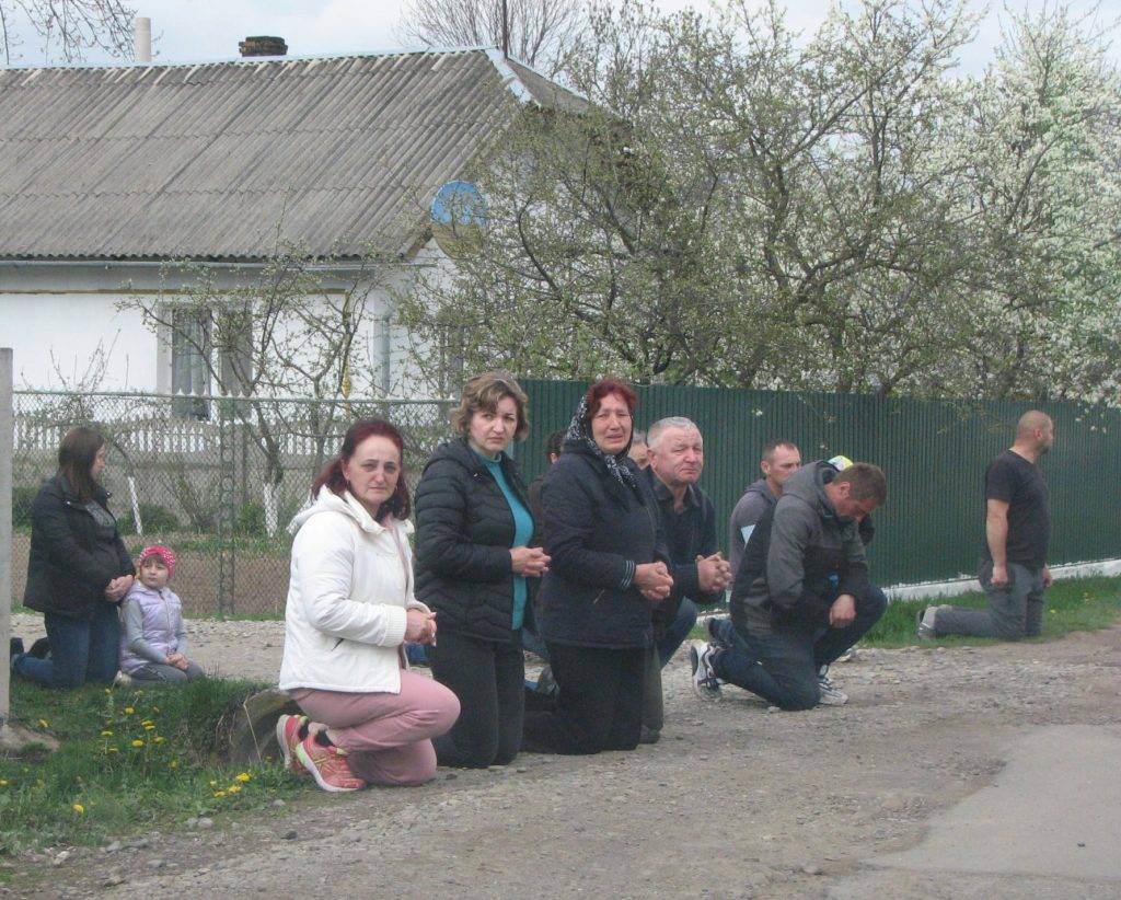 Франківчани на колінах зустріли тіло загиблого Героя Юрія Григоріва ФОТО/ВІДЕО