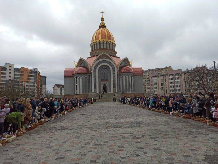 Франківці розпочали освячувати Великодні кошики ФОТОРЕПОРТАЖ