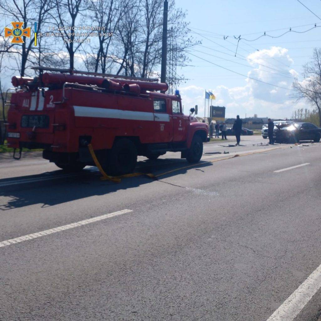 Поблизу Івано-Франківська в аварії травмувалося двоє людей ФОТО