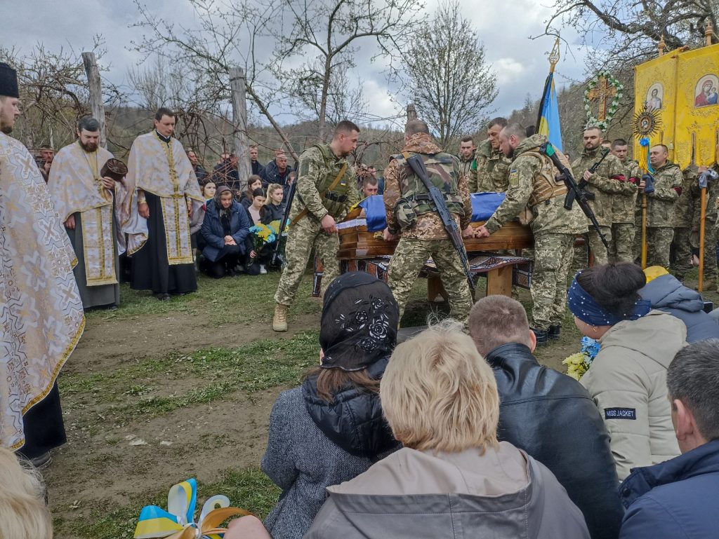 У селі на Надвірнянщині провели в останню путь загиблого героя ФОТО