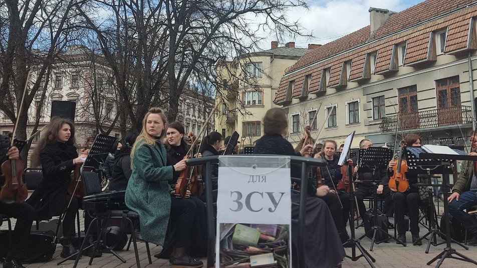 В середмісті Івано-Франківська симфонічний оркестр відіграв концерт, щоб зібрати гроші на допомогу ЗСУ