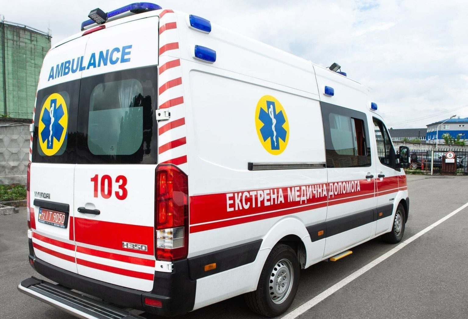 19 автомобілів швидкої допомоги привезли на Прикарпаття людей зі сходу