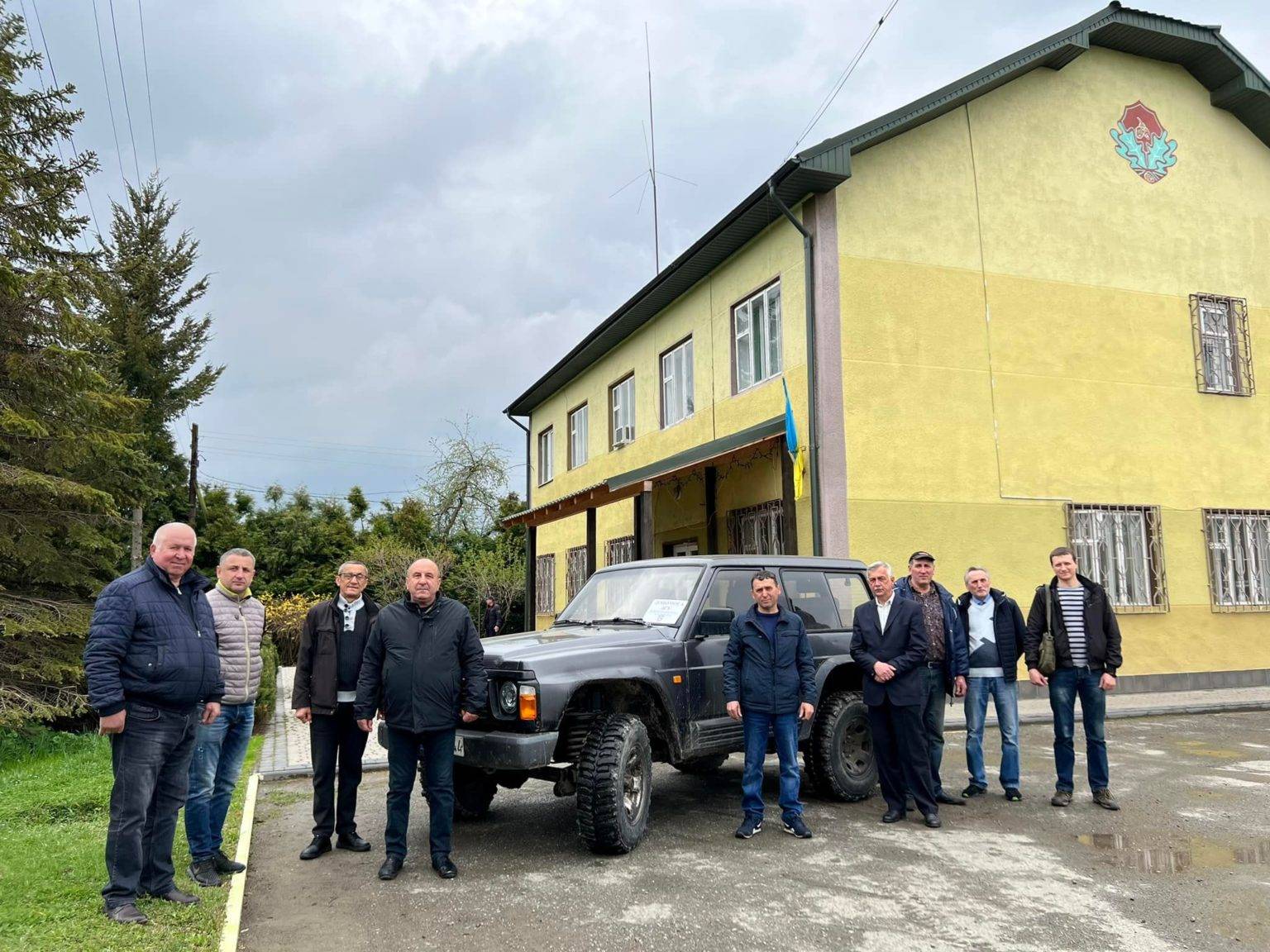 Лісники Коломийщини передали позашляховик для потреб прикарпатських "едельвейсів"