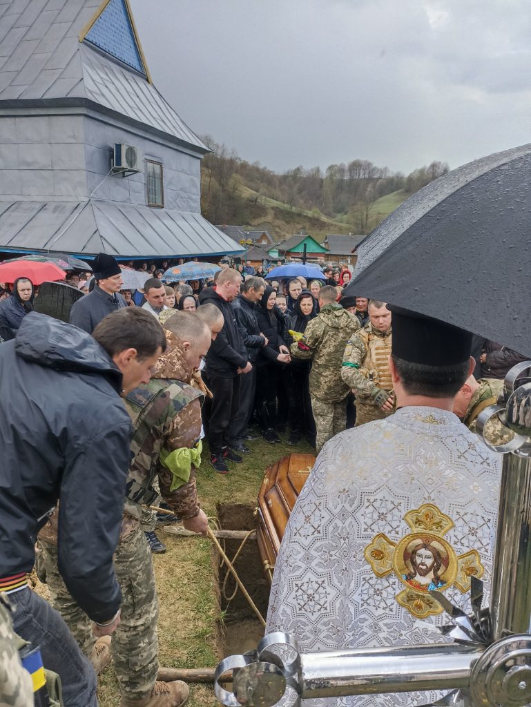 У селі на Надвірнянщині провели в останню путь загиблого героя ФОТО