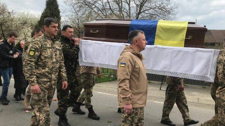 На Франківщині понад тисяча людей прощаються із загиблим на війні Героєм ФОТО