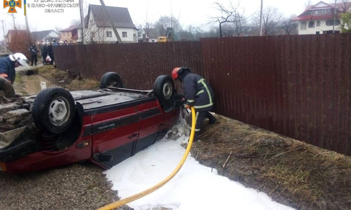 На Франківщині перекинувся автомобіль, є постраждалі