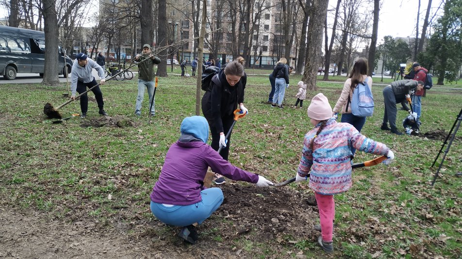 У Франківську організували толоку: люди прибрали парки, сквери та висадили дерева ФОТО