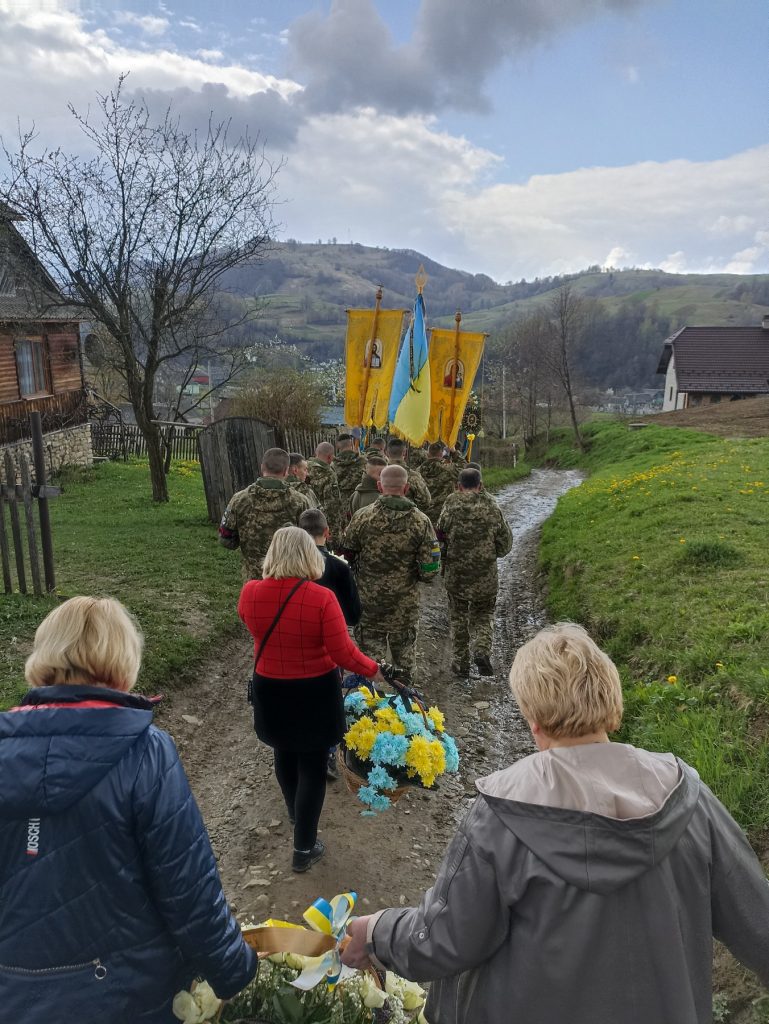 У селі на Надвірнянщині провели в останню путь загиблого героя ФОТО