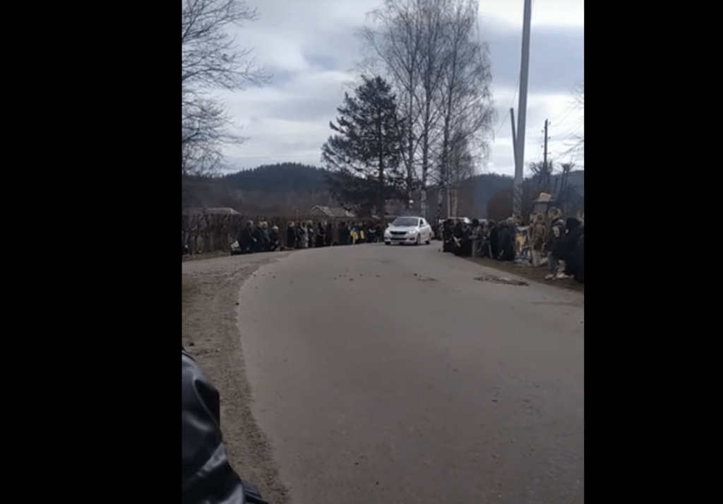 На Франківщині на колінах зустріли тіло загиблого на війні Героя ВІДЕО