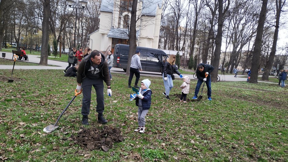 У Франківську організували толоку: люди прибрали парки, сквери та висадили дерева ФОТО
