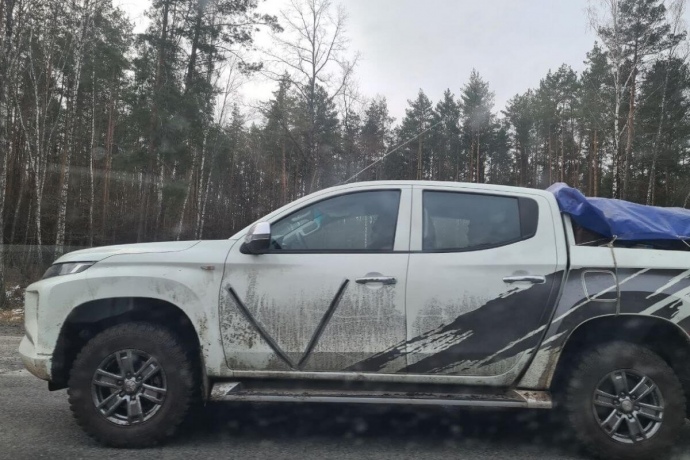 Російські солдати почали вивозити з Білорусі викрадені в Україні машини ФОТО