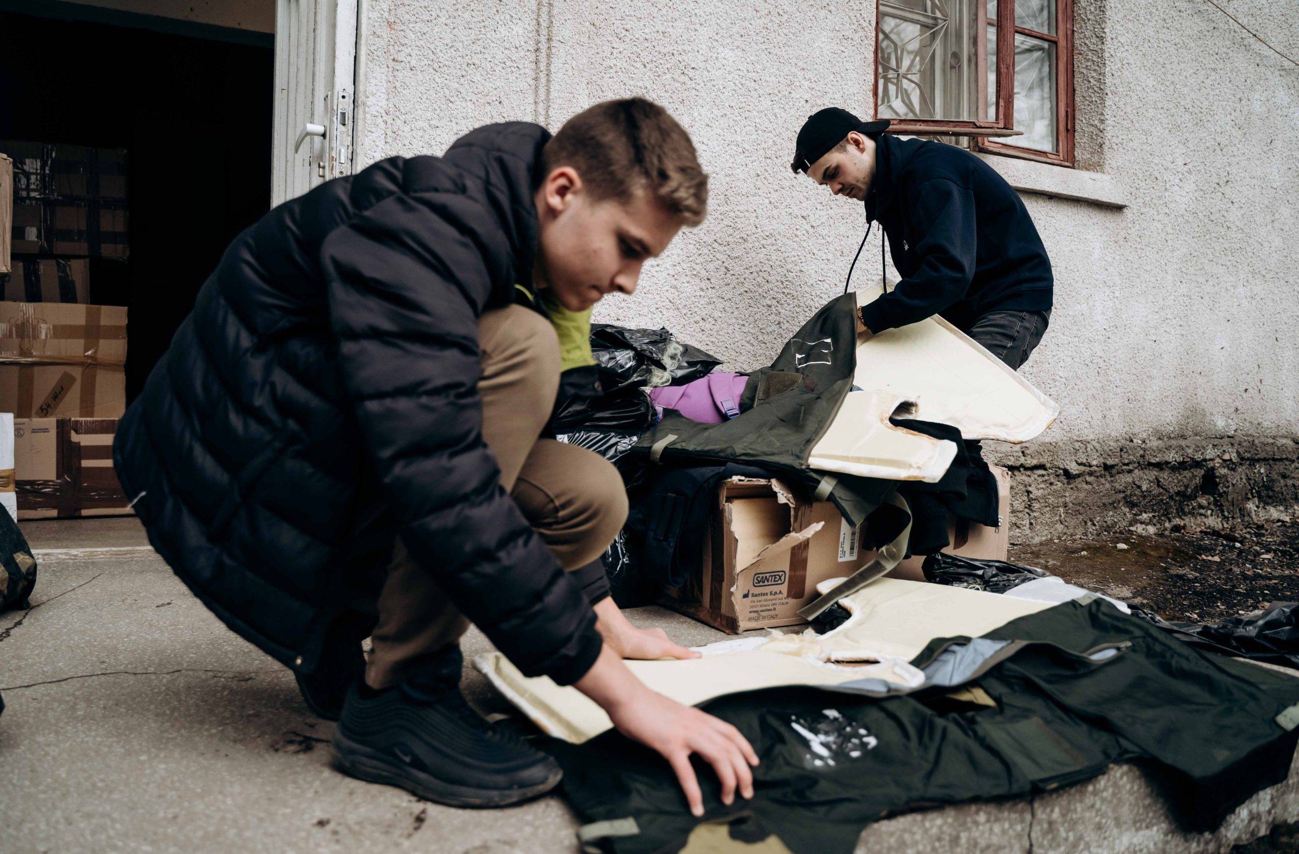Франківська церква за місяць передала на фронт понад 500 бронежилетів,допомога військовим,війна в україні сьогодні