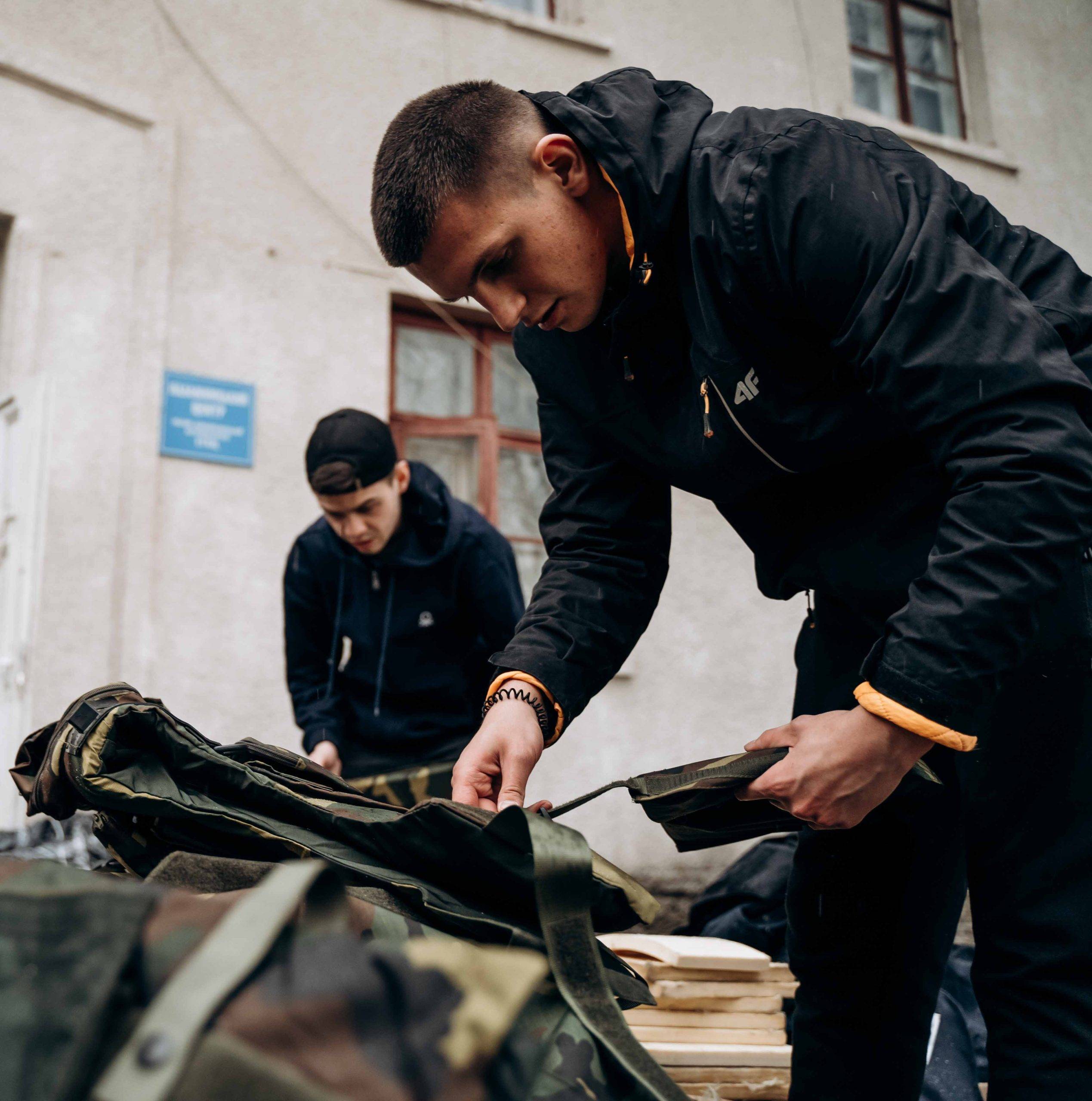 Франківська церква за місяць передала на фронт понад 500 бронежилетів,допомога військовим,війна в україні сьогодні