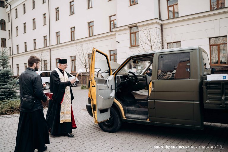 На Франківщині одна з парафій УГКЦ придбала авто для військових ФОТО