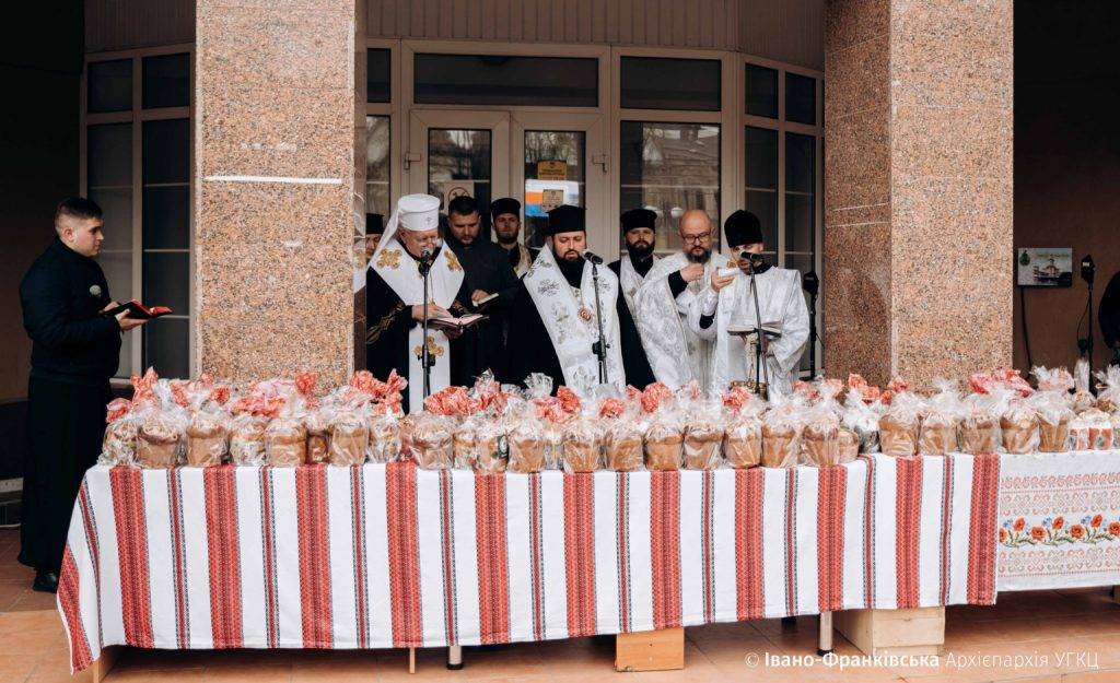 У Франківську на площі Ринок єпископи УГКЦ та ПЦУ спільно освятили великодні кошики ФОТО