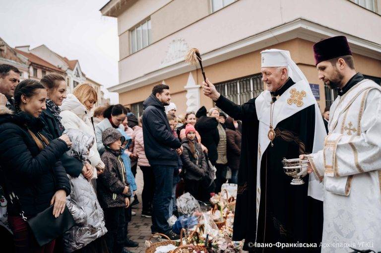 У Франківську на площі Ринок єпископи УГКЦ та ПЦУ спільно освятили великодні кошики ФОТО