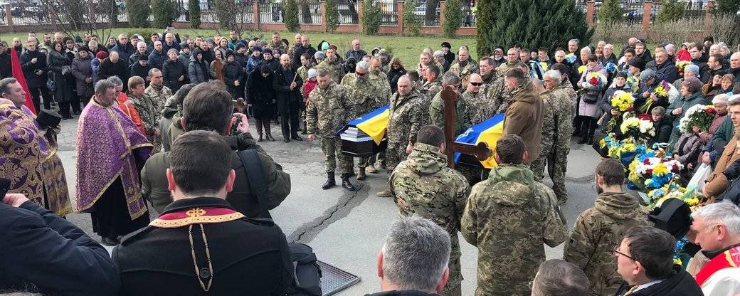 У Калуші тисячі людей провели в останню путь захисників України - братів Бутусіних ФОТО