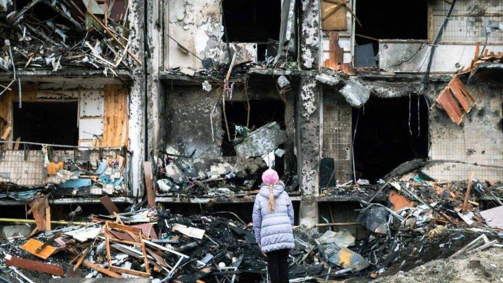 Окупанти масово беруть дітей у заручники та використовують як живий щит