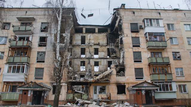 фоторепортаж з Київщини,Братські могили та зруйновані будинки,війна в україні