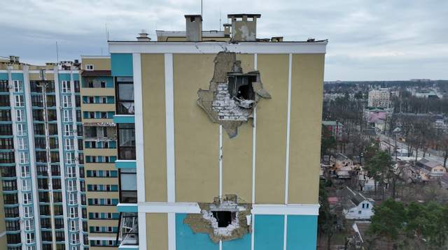фоторепортаж з Київщини,Братські могили та зруйновані будинки,війна в україні