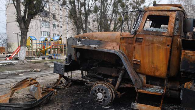 фоторепортаж з Київщини,Братські могили та зруйновані будинки,війна в україні