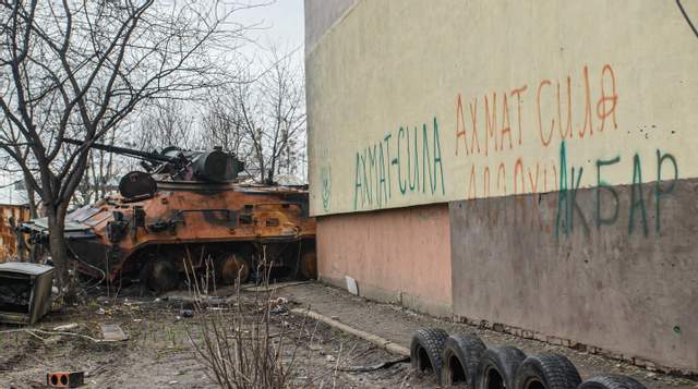 фоторепортаж з Київщини,Братські могили та зруйновані будинки,війна в україні