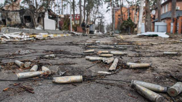 фоторепортаж з Київщини,Братські могили та зруйновані будинки,війна в україні
