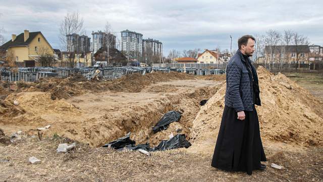 фоторепортаж з Київщини,Братські могили та зруйновані будинки,війна в україні
