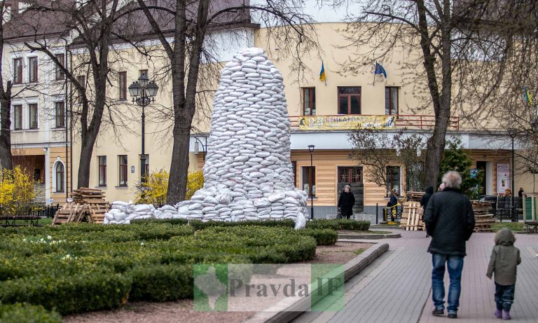 В Івано-Франківську захищають пам'ятник Міцкевичу від руйнувань ФОТО