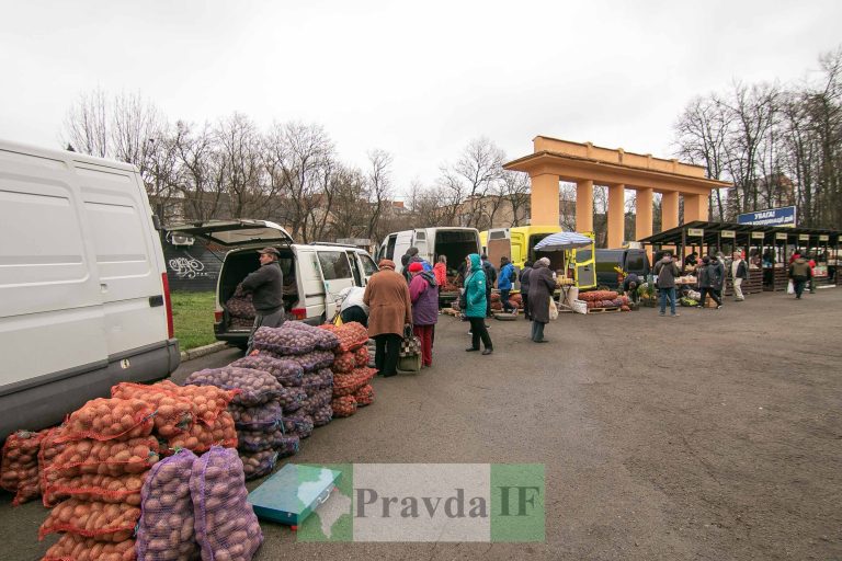 Біля стадіону "Рух" в Івано-Франківську проходить вже традиційний ярмарок