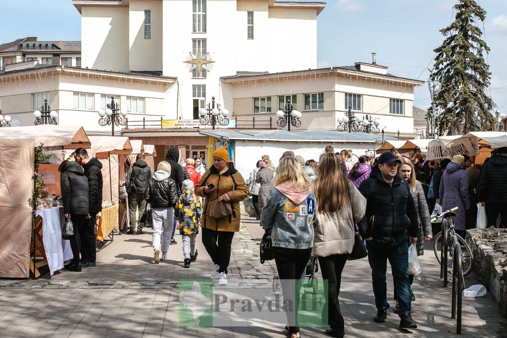 відкрився Великодній ярмарок,великодній ярмарок у Франківську,великодній ярмарок біля Ратуші
