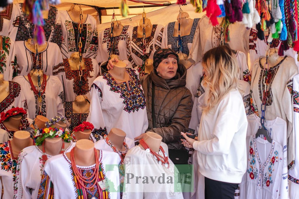 відкрився Великодній ярмарок,великодній ярмарок у Франківську,великодній ярмарок біля Ратуші