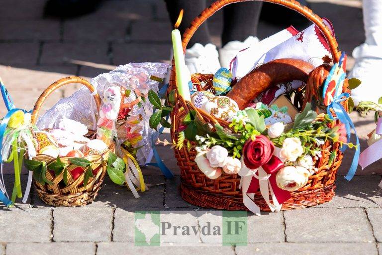 В Івано-Франківську освятили великодні кошики ФОТОРЕПОРТАЖ