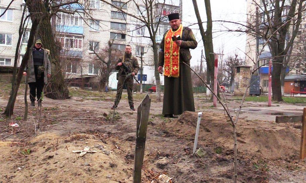 Могили у дворах Ірпеня: Як капелан з Коломиї відспівує загиблих ВІДЕО
