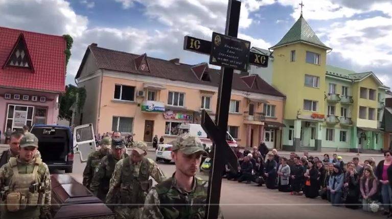 Громада Косова стоячи на колінах зустріла тіло полеглого героя-десантника