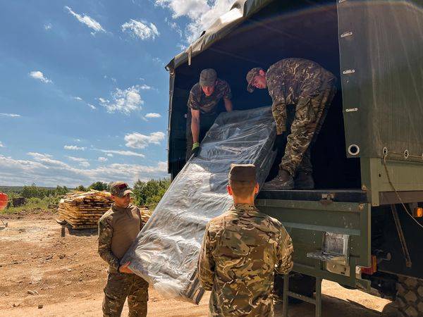 Військовослужбовці однієї із частин Франківщини, отримали 200 розкладних ліжок від благодійників