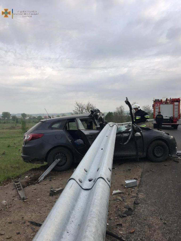 Ранкова автотроща у Тисмениці: із понівеченого автомобіля дістали двох людей