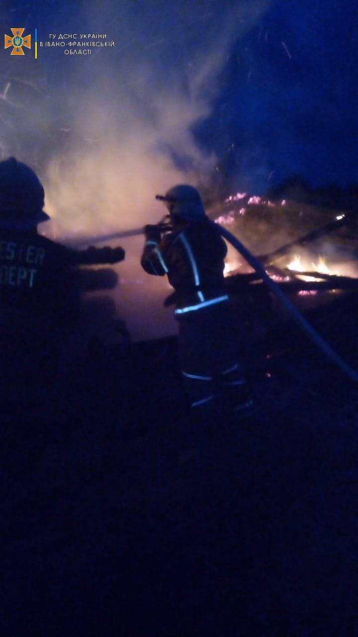 У нічній пожежі мало не загинув мешканець Франківщини